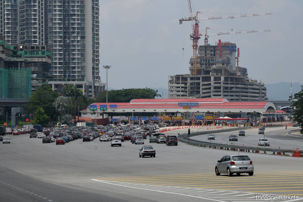 The Batu 9 Toll Plaza in Cheras, Selangor. Ismail Sabri says the government is studying the proposal to allow couples and long-distance families to be reunited, more so if the parents have already received two doses of the vaccine. (Photo by Mohd Suhaimi Mohamed Yusuf/The Edge)